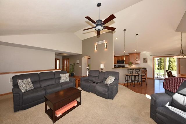 550 Hunters CROSSING, Slinger, WI 53086