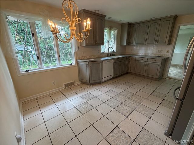 821 College Terrace, Niagara Falls, NY 14305