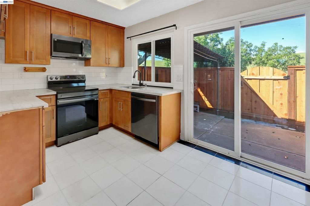 Image 9 of property listing at 4006 Willow Pass Rd A, Concord, CA 94519