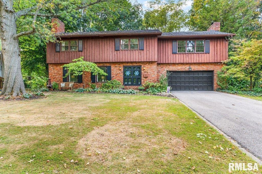 2353 S Wiggins Avenue, Springfield, IL 62704