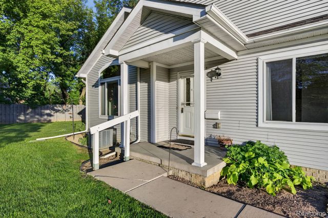100 Aberdeen Drive 36, Flushing, MI 48433