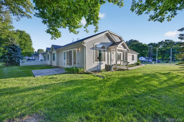 100 Aberdeen Drive 36, Flushing, MI 48433