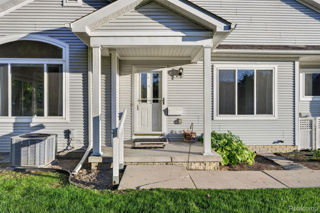 100 Aberdeen Drive 36, Flushing, MI 48433