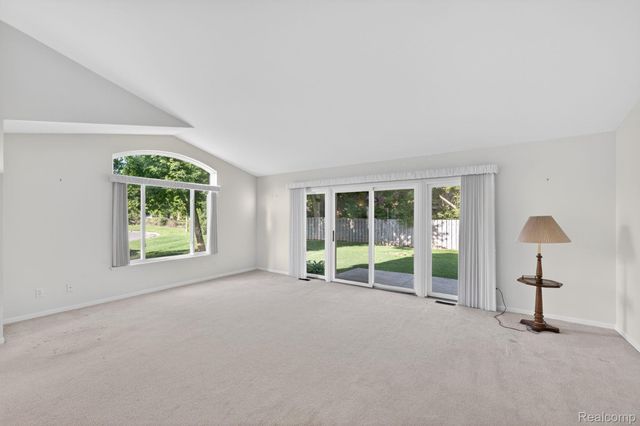 100 Aberdeen Drive 36, Flushing, MI 48433