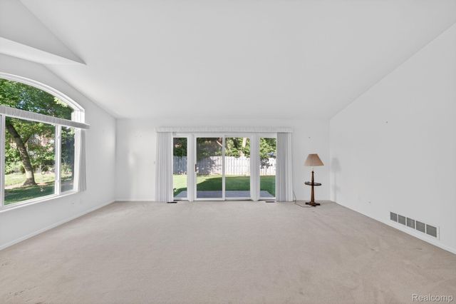 100 Aberdeen Drive 36, Flushing, MI 48433