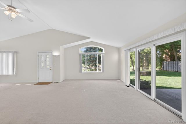 100 Aberdeen Drive 36, Flushing, MI 48433