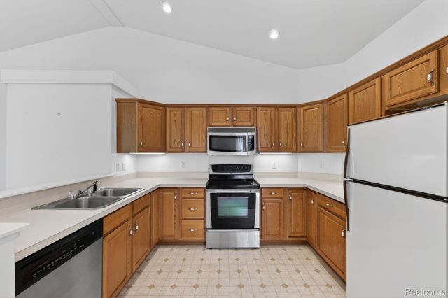 100 Aberdeen Drive 36, Flushing, MI 48433