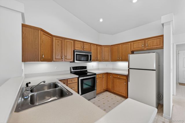 100 Aberdeen Drive 36, Flushing, MI 48433
