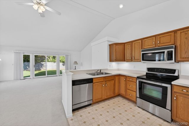 100 Aberdeen Drive 36, Flushing, MI 48433