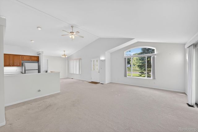 100 Aberdeen Drive 36, Flushing, MI 48433