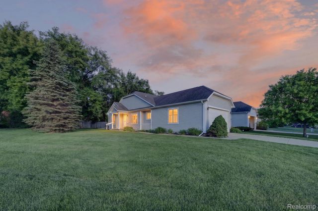 100 Aberdeen Drive 36, Flushing, MI 48433