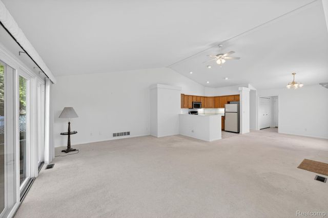 100 Aberdeen Drive 36, Flushing, MI 48433