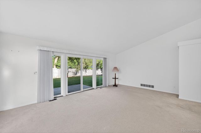 100 Aberdeen Drive 36, Flushing, MI 48433