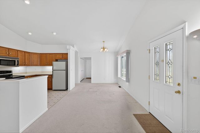 100 Aberdeen Drive 36, Flushing, MI 48433