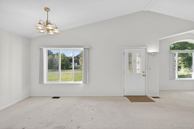 100 Aberdeen Drive 36, Flushing, MI 48433