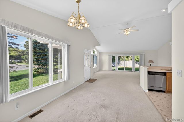 100 Aberdeen Drive 36, Flushing, MI 48433