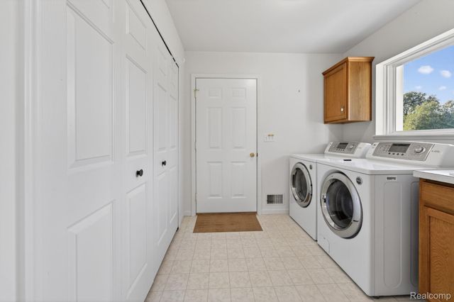 100 Aberdeen Drive 36, Flushing, MI 48433