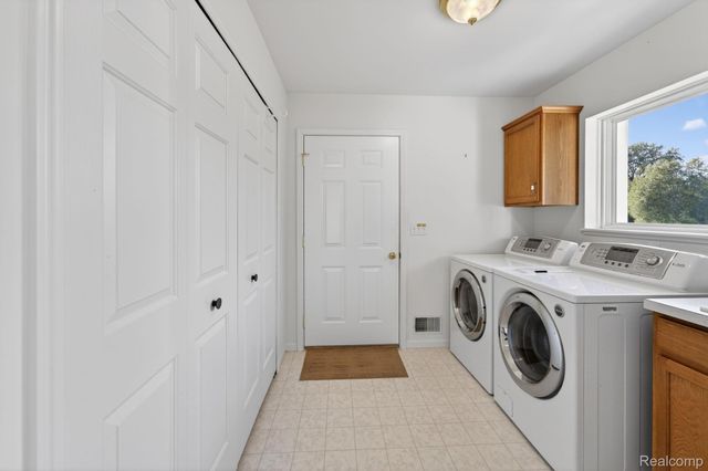 100 Aberdeen Drive 36, Flushing, MI 48433