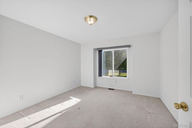 100 Aberdeen Drive 36, Flushing, MI 48433