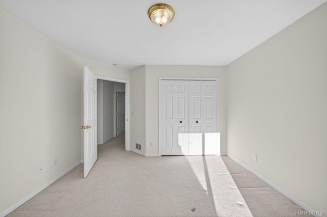 100 Aberdeen Drive 36, Flushing, MI 48433