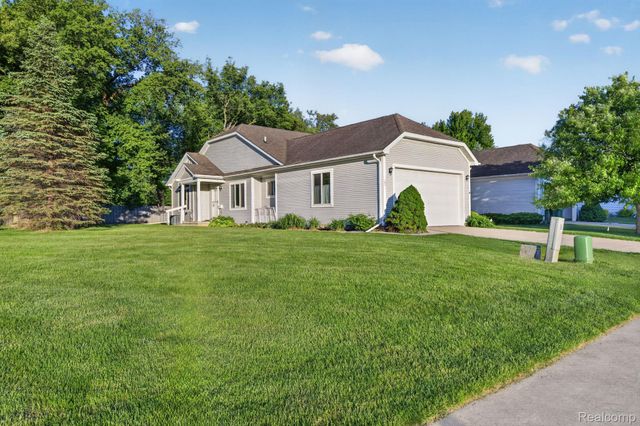 100 Aberdeen Drive 36, Flushing, MI 48433