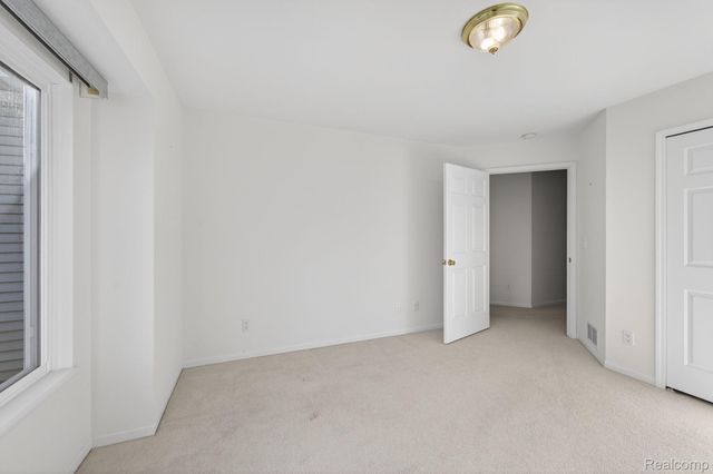 100 Aberdeen Drive 36, Flushing, MI 48433