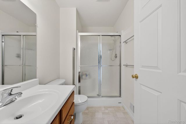 100 Aberdeen Drive 36, Flushing, MI 48433