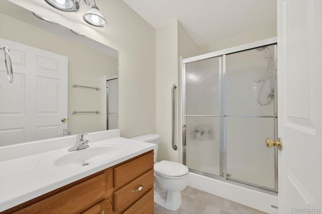 100 Aberdeen Drive 36, Flushing, MI 48433