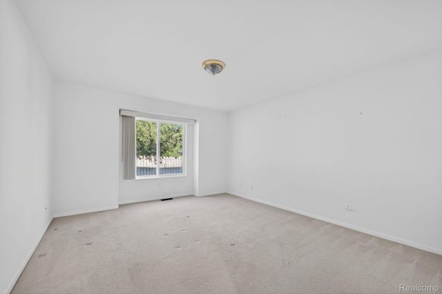 100 Aberdeen Drive 36, Flushing, MI 48433