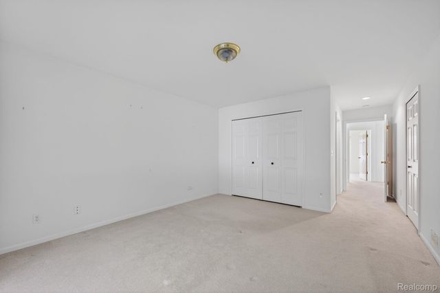 100 Aberdeen Drive 36, Flushing, MI 48433