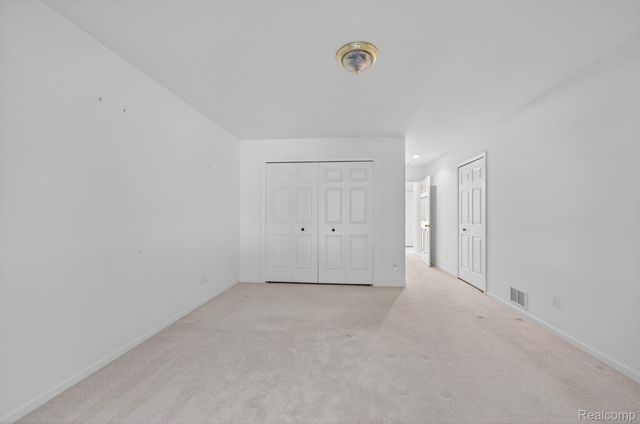 100 Aberdeen Drive 36, Flushing, MI 48433