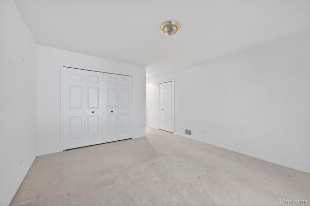 100 Aberdeen Drive 36, Flushing, MI 48433