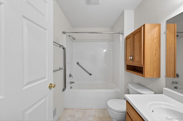 100 Aberdeen Drive 36, Flushing, MI 48433