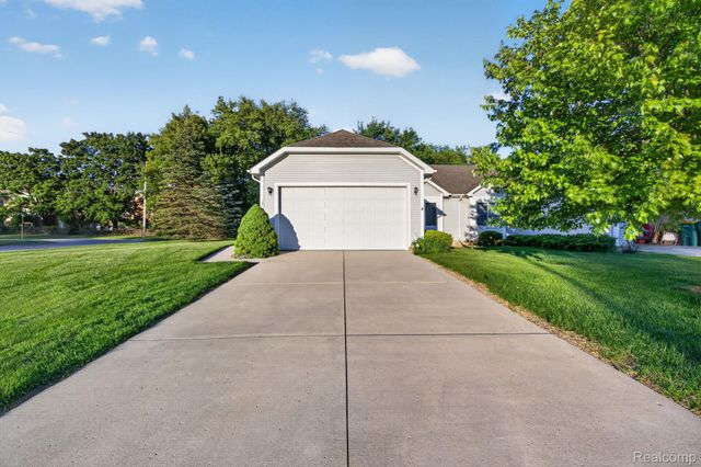100 Aberdeen Drive 36, Flushing, MI 48433