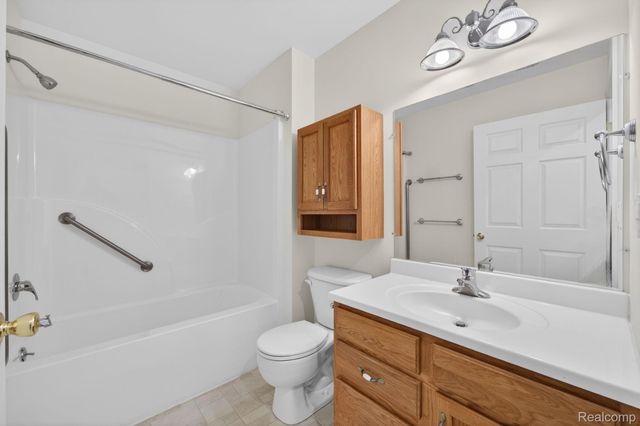 100 Aberdeen Drive 36, Flushing, MI 48433