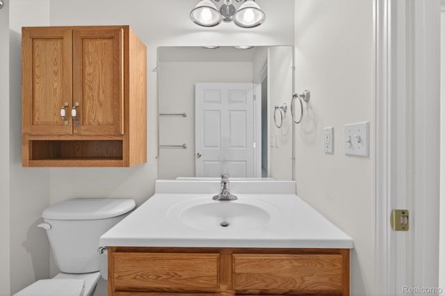 100 Aberdeen Drive 36, Flushing, MI 48433