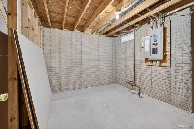 100 Aberdeen Drive 36, Flushing, MI 48433