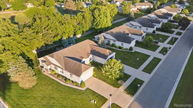 100 Aberdeen Drive 36, Flushing, MI 48433