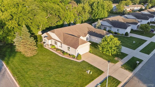 100 Aberdeen Drive 36, Flushing, MI 48433