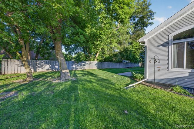 100 Aberdeen Drive 36, Flushing, MI 48433