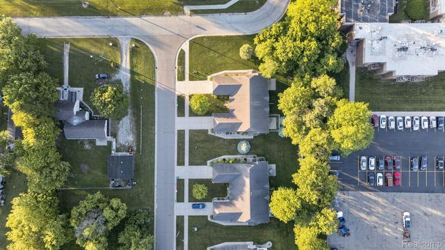 100 Aberdeen Drive 36, Flushing, MI 48433