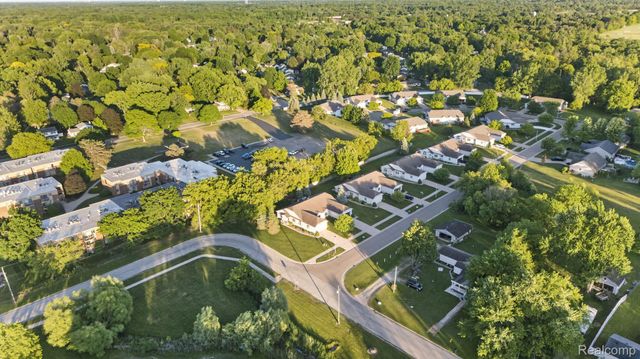 100 Aberdeen Drive 36, Flushing, MI 48433