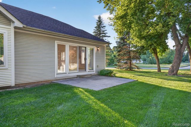 100 Aberdeen Drive 36, Flushing, MI 48433