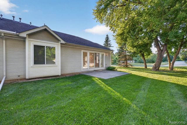 100 Aberdeen Drive 36, Flushing, MI 48433