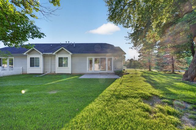 100 Aberdeen Drive 36, Flushing, MI 48433