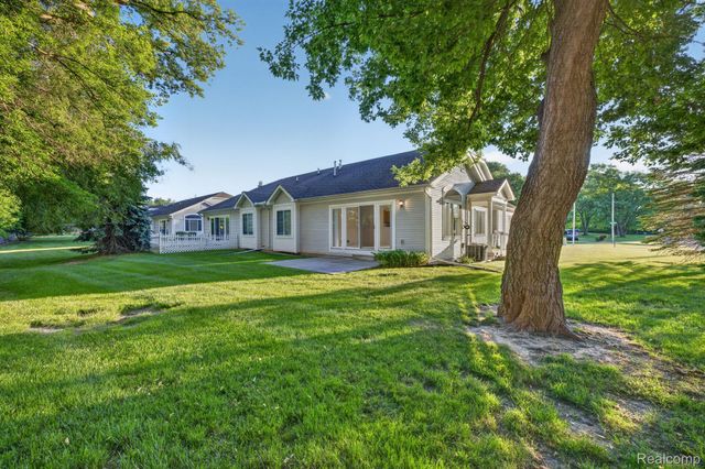 100 Aberdeen Drive 36, Flushing, MI 48433