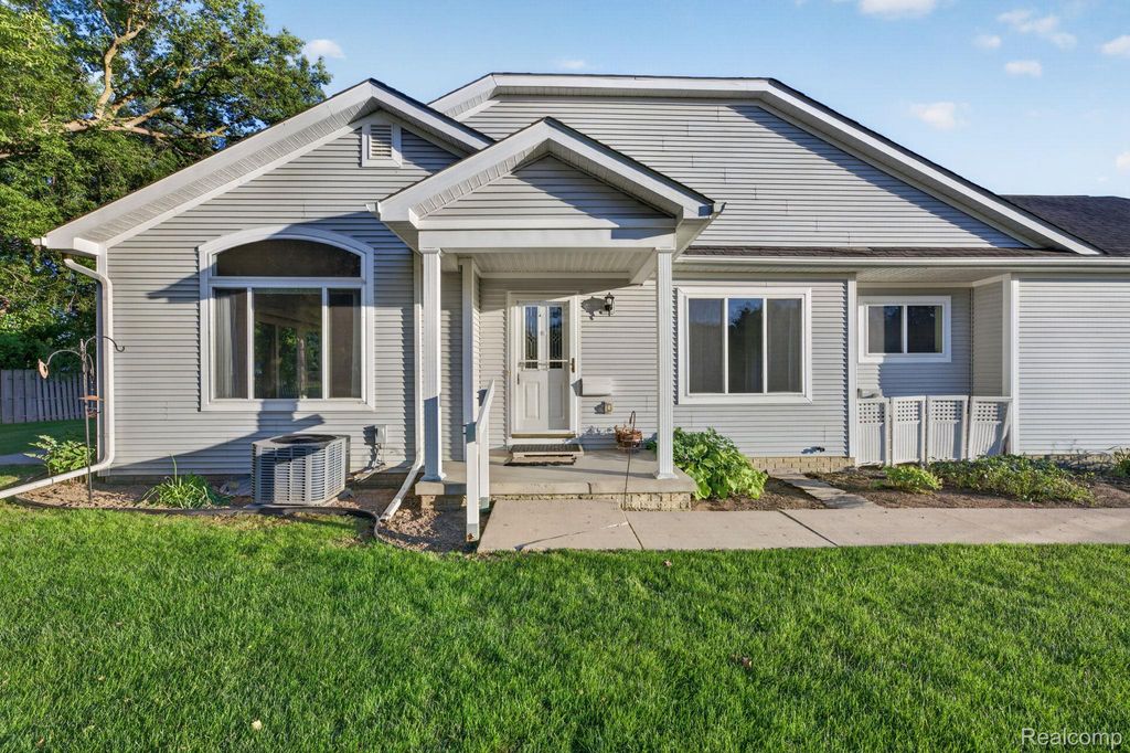100 Aberdeen Drive 36, Flushing, MI 48433