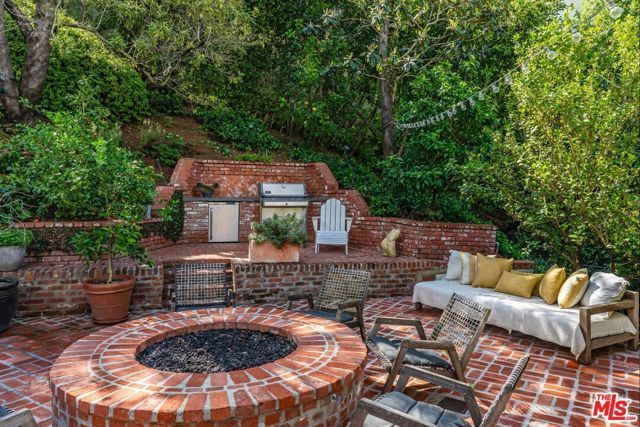 9151 Warbler Place, Los Angeles, CA 90069