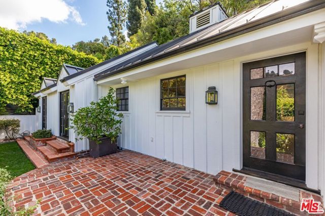 9151 Warbler Place, Los Angeles, CA 90069