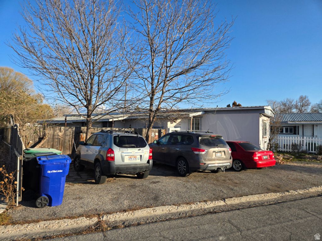 Image 11 of property listing at 6935 S COLUMBIA DR, West Jordan, UT 84084